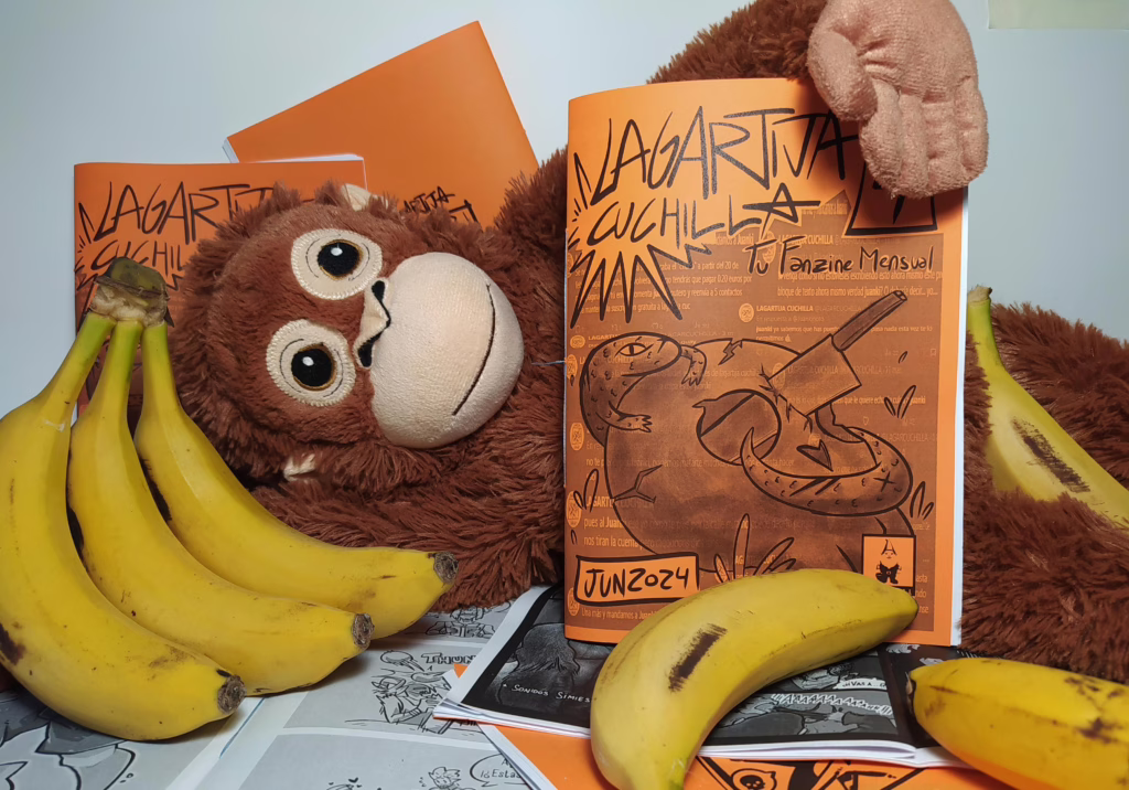Fotografía de lanzamiento del cuarto número.
En el aparece un peluche de un mono tumbado al costado sujetando un fanzine del cuarto número
Hay muchos platanos.
el decorado son multiples fanzines de este mismo número.