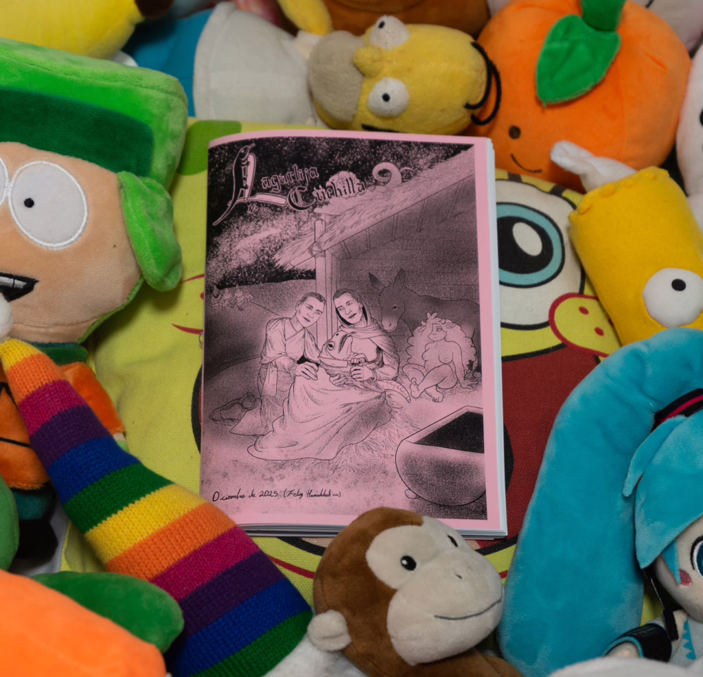 Portada del vigesimosegundo número. aparece el fanzine en el centro, rodeado de un montón de peluches. El fanzine es de color rosa.